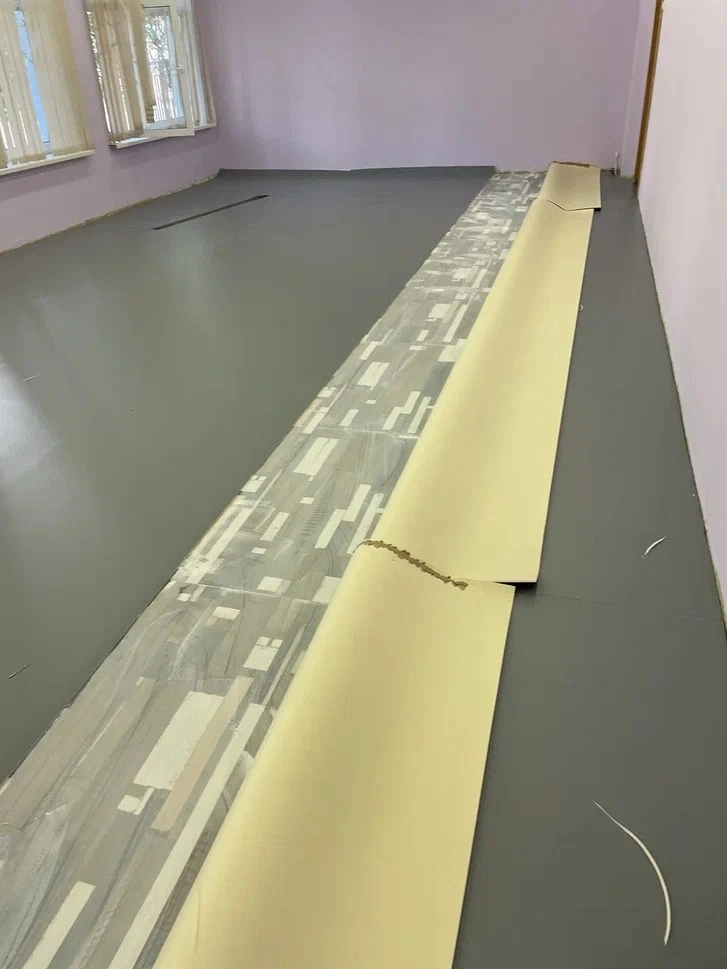 Укладка линолеума в МОУ школа имени А. П. Чехова 6