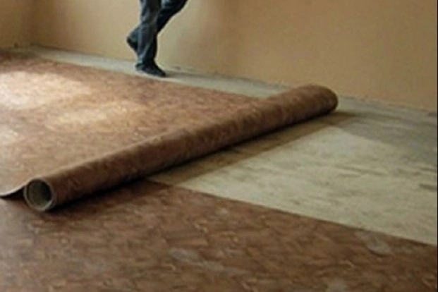 Укладка линолеума в комнате