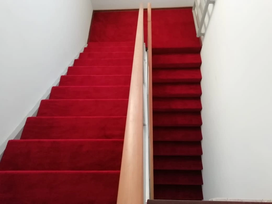 Укладка дорожки в офисе строительной фирмы 9