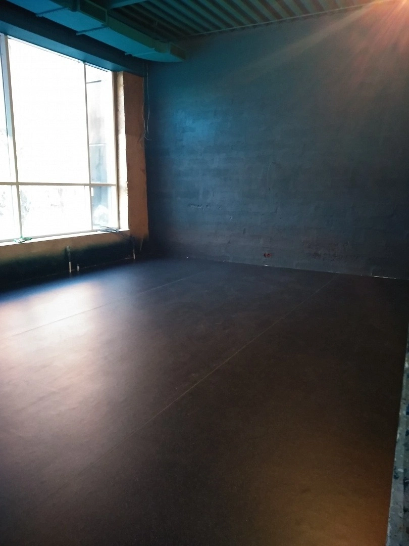 Укладка линолеума  в ресторане 