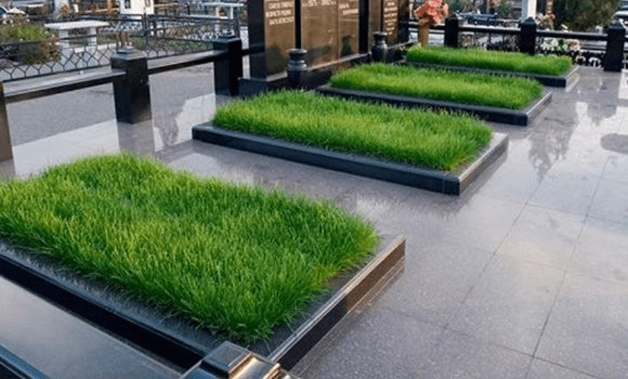 Укладка искусственной травы с высоким ворсом на кладбище