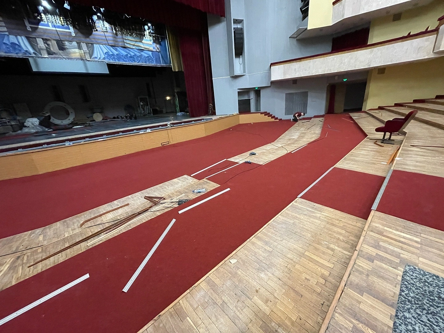 Укладка ковролина в Ивановском театре 4