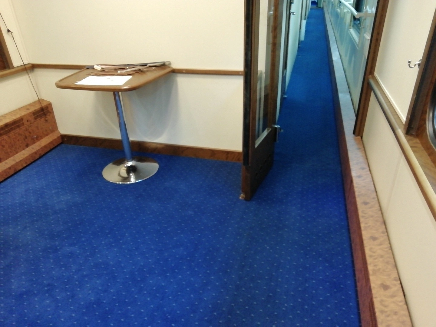 Укладка ковролина в вагоне поезда 