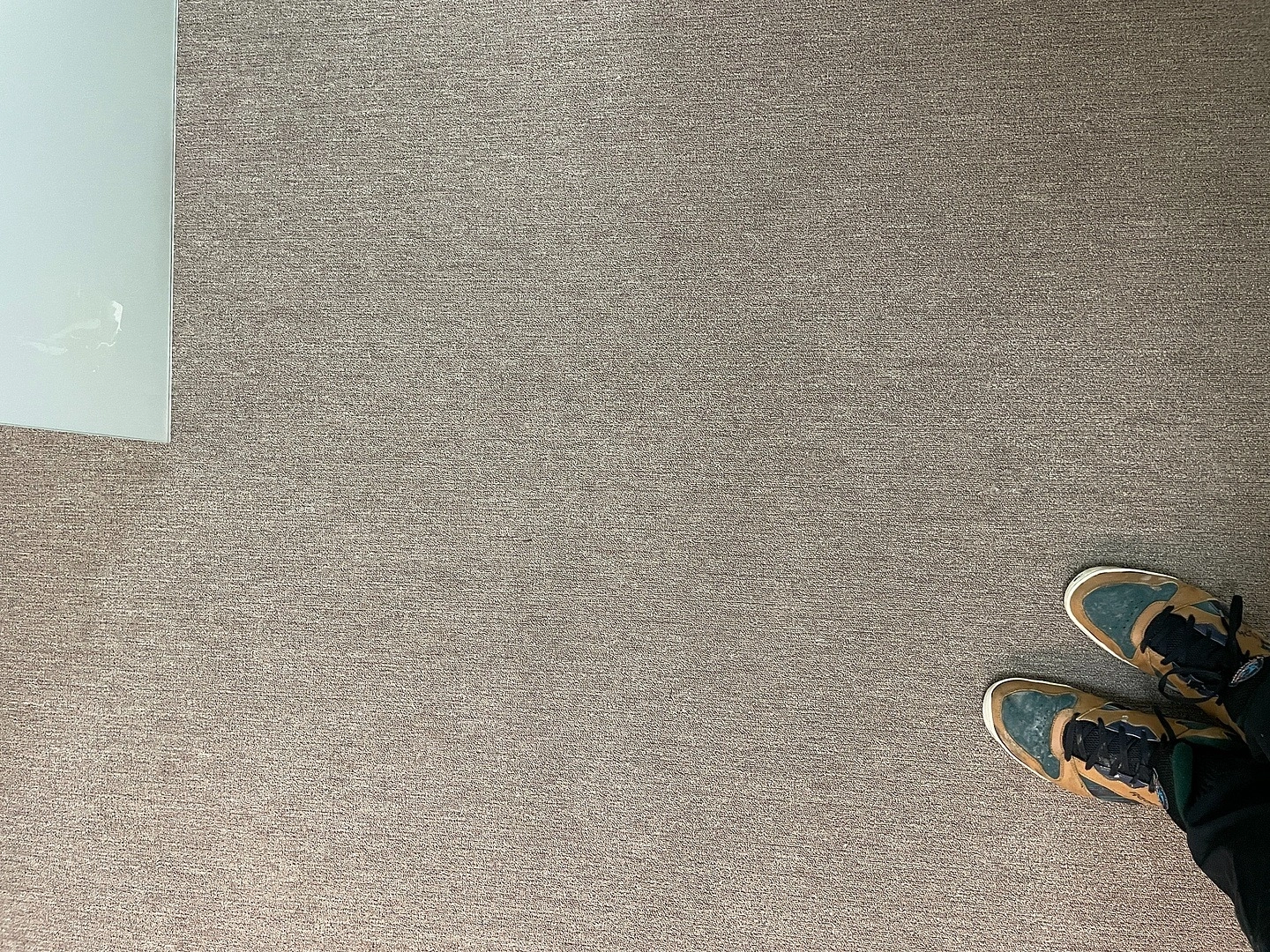 Укладка ковролина  в бизнес-центре 6