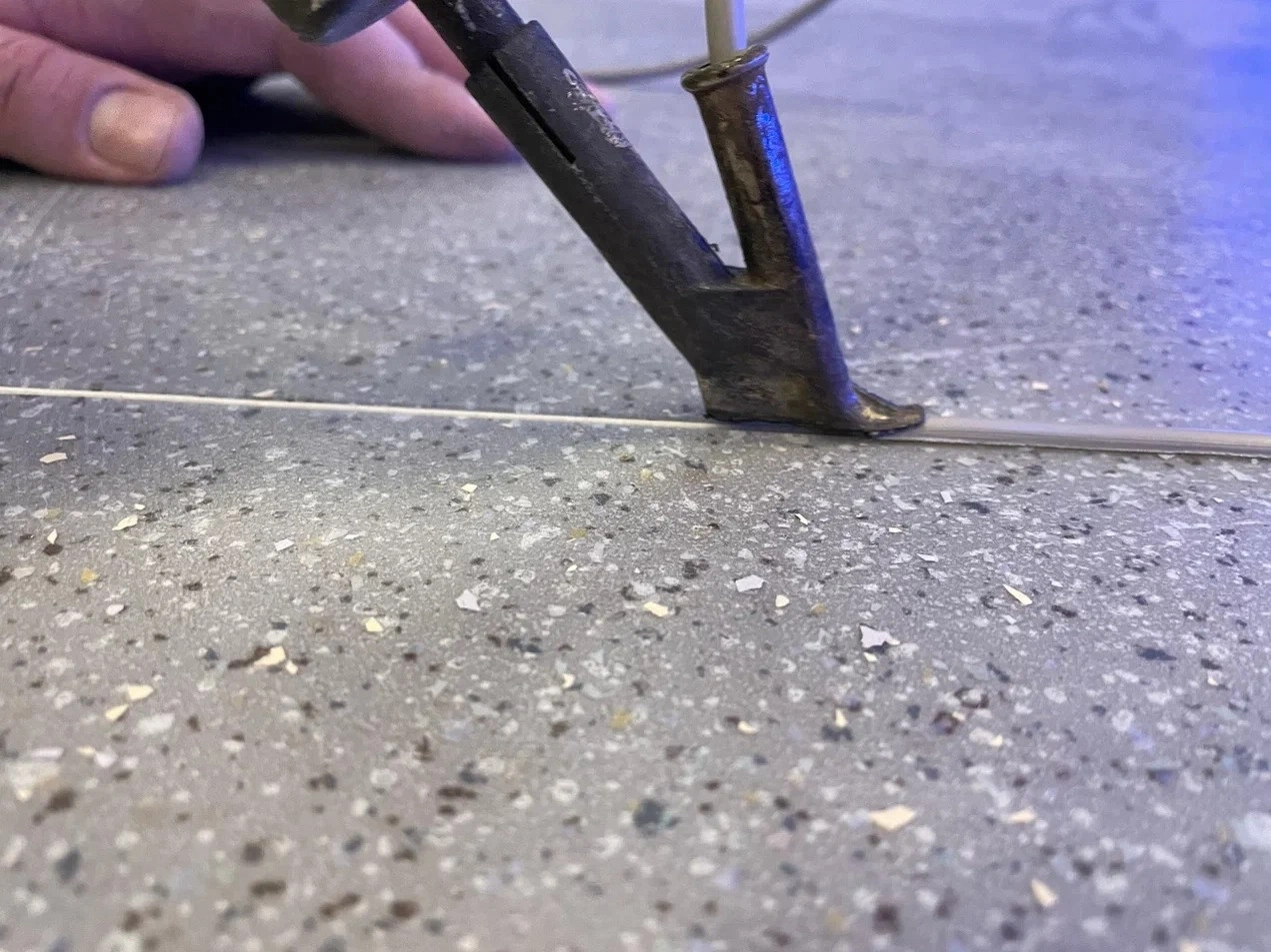 Укладка линолеума в школе танцев