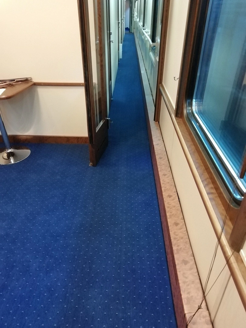 Укладка ковролина в вагоне поезда 