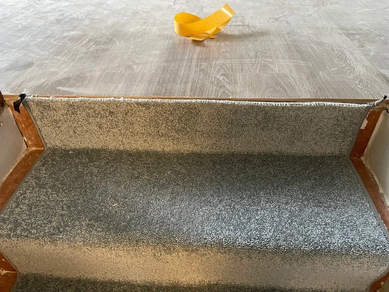 Оверлок и укладка ковролина в коттедже 10