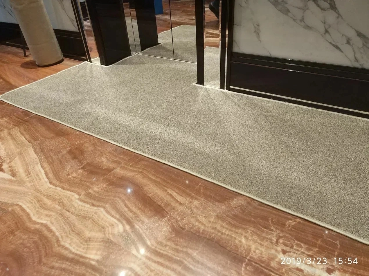 Укладка дорожки в холле гостиницы 11