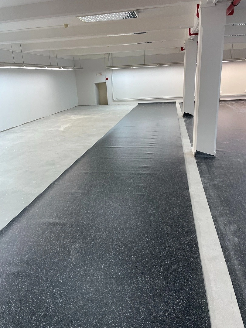 Укладка линолеума  в холодильнике меховых изделий 5