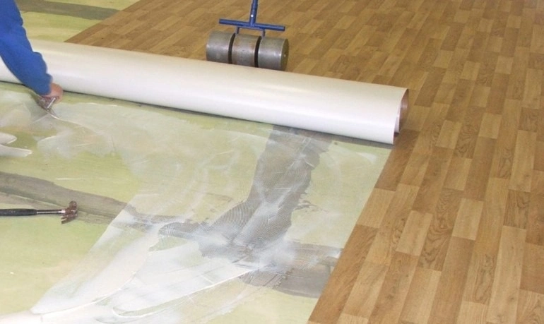 Укладка гомогенного линолеума