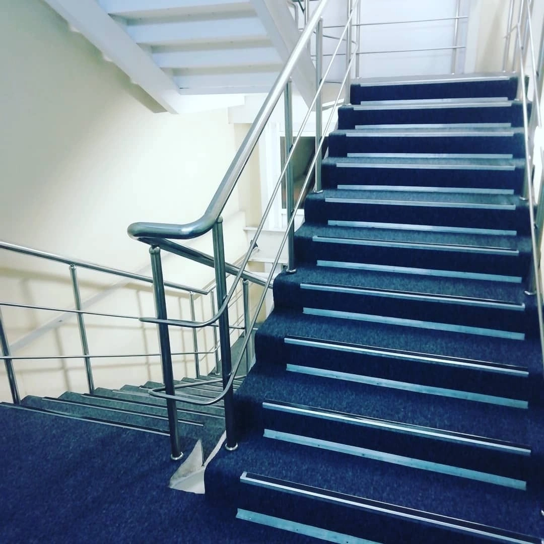 Укладка ковролина на складе ООО 