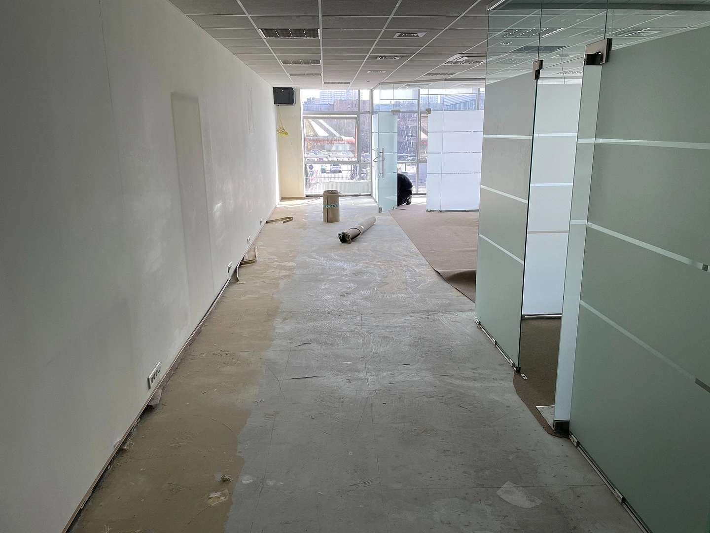 Укладка ковролина  в бизнес-центре 2