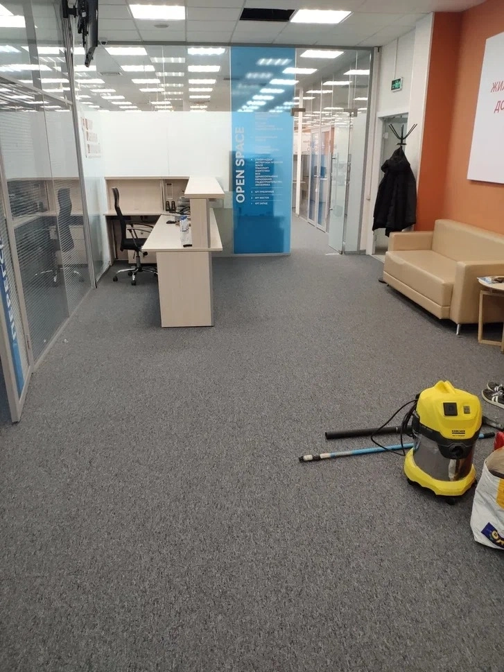 Укладка ковровой плитки в центре развития территорий при правительстве Москвы