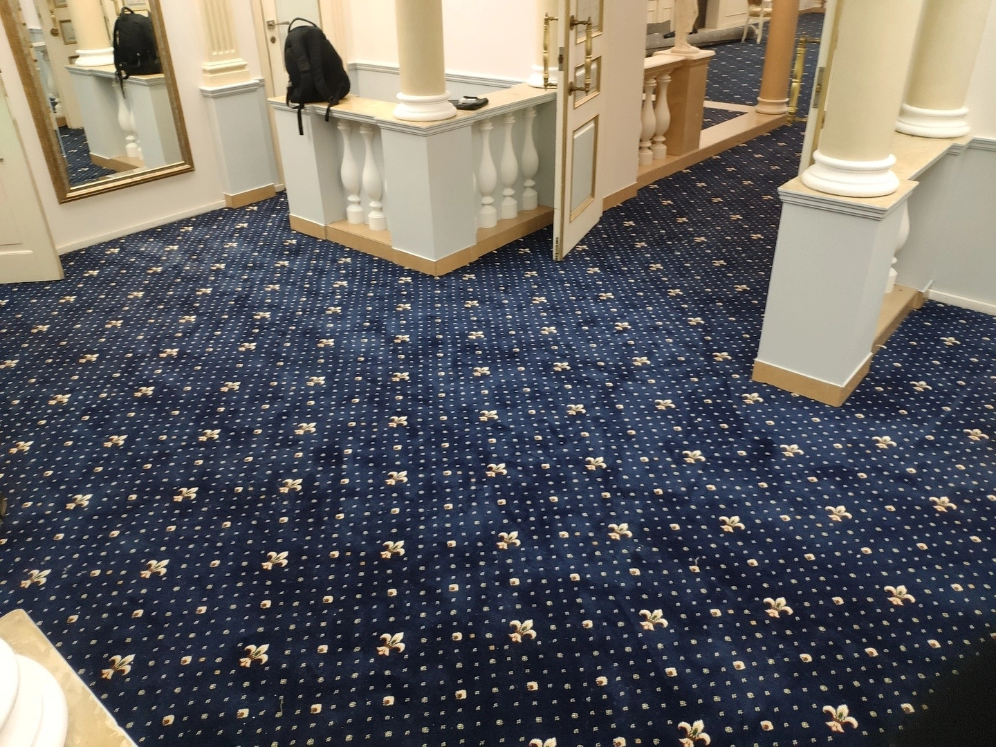 Укладка ковролина в ресторане 