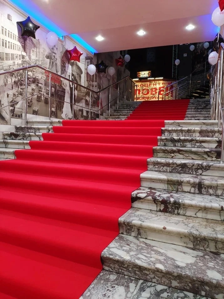 Укладка дорожки в Киноцентре 