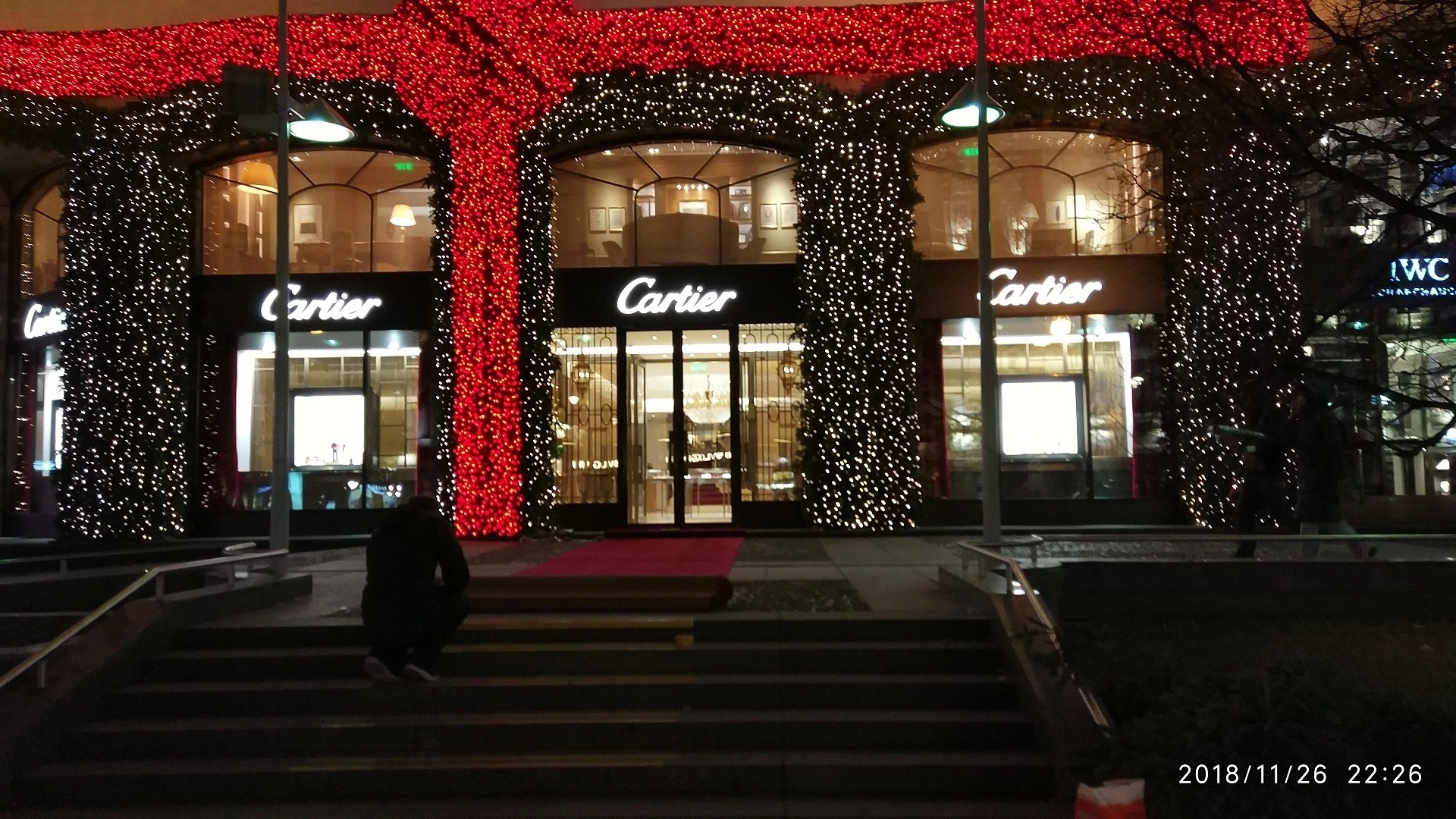 Укладка дорожки  у магазина Cartier