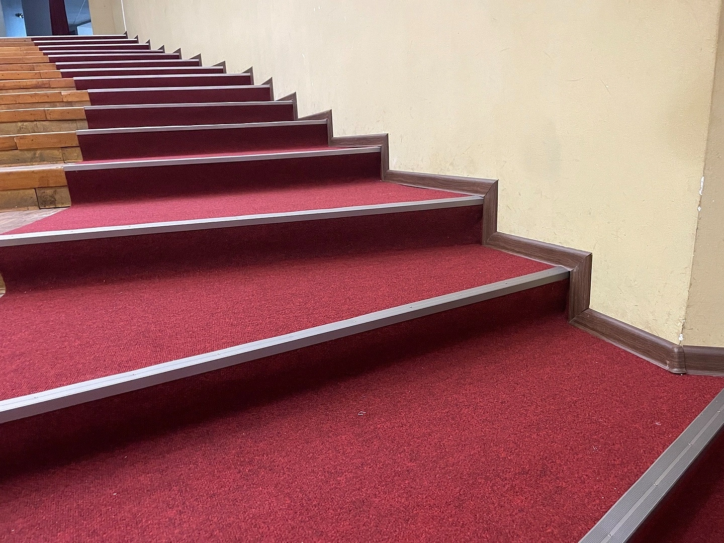 Укладка ковролина в Ивановском театре 8