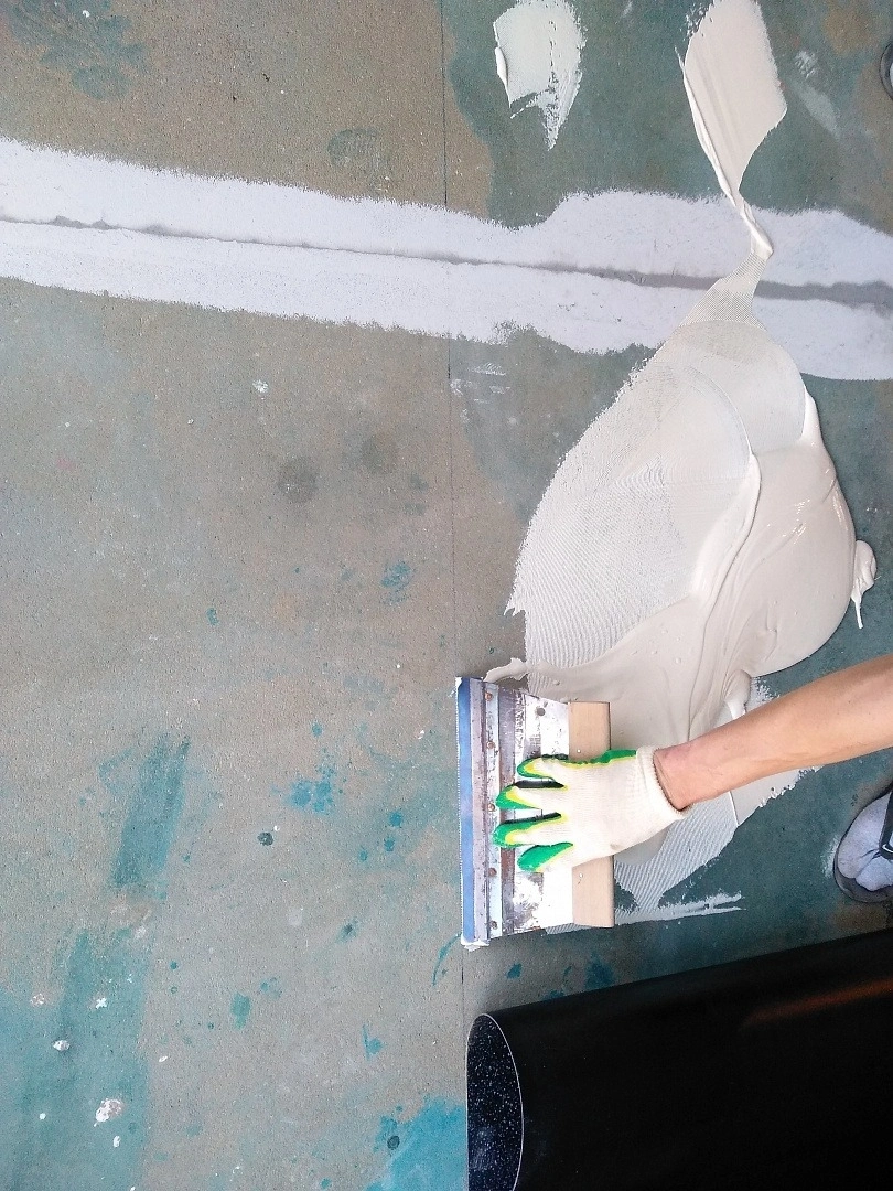 Укладка линолеума  в ресторане 