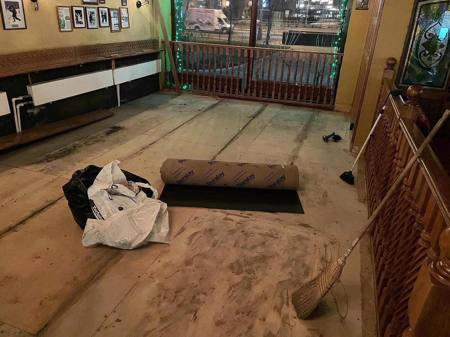 Укладка ковролина в Пабе Джонни Грин