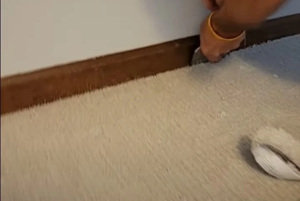 Укладка плинтуса на ковролин