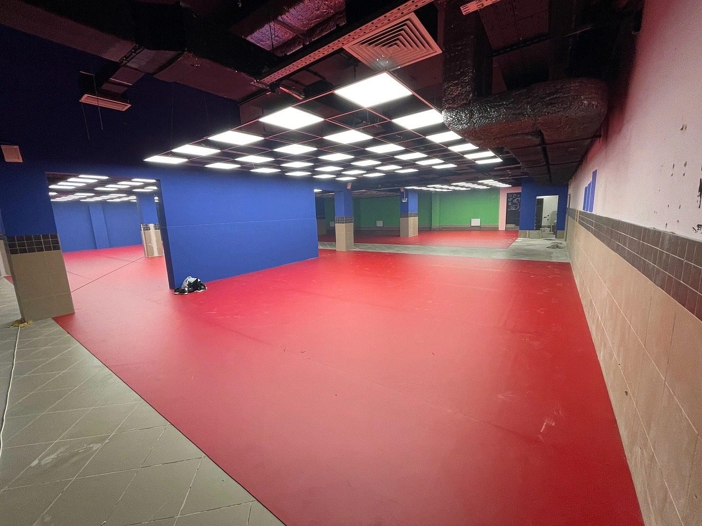 Укладка линолеума в ТЦ Виктория Плаза 13