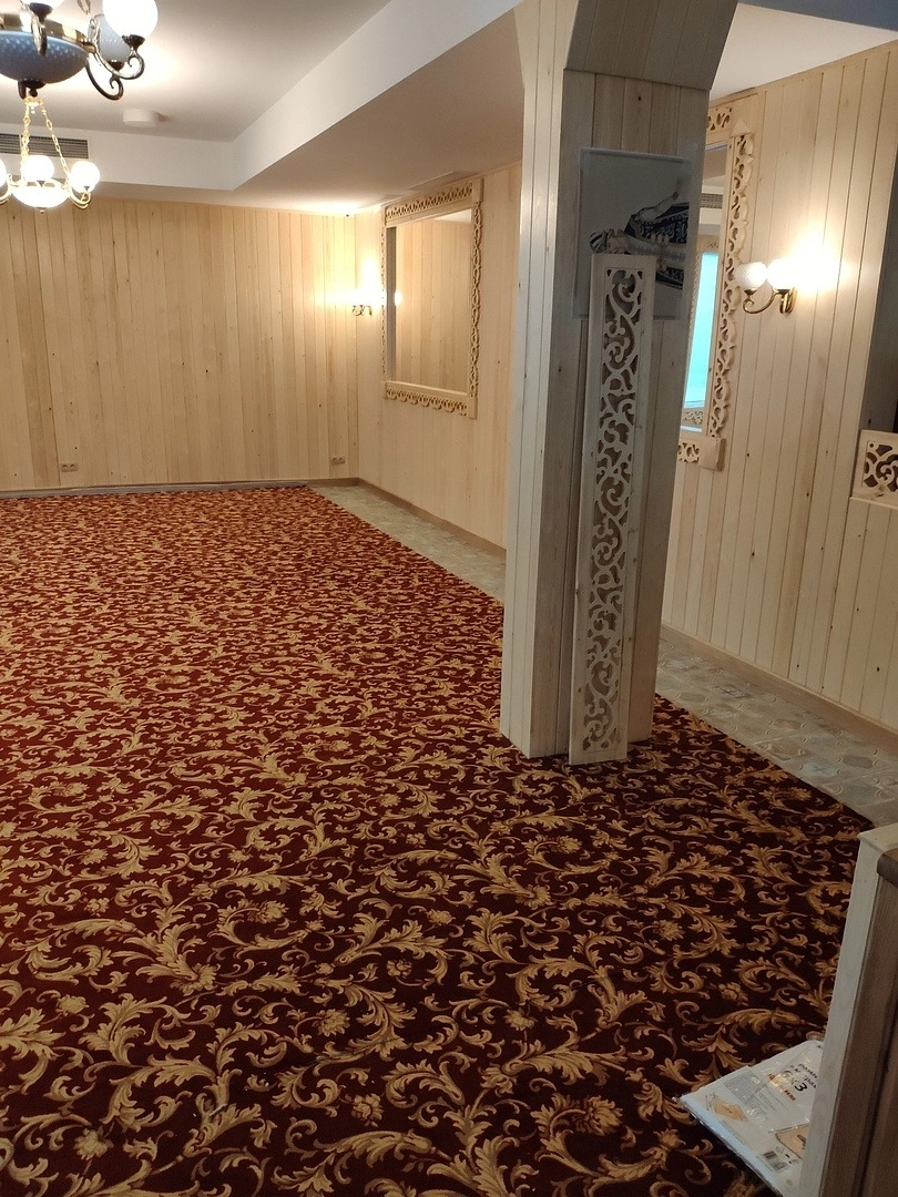 Укладка ковролина  в ресторане Индрик 6