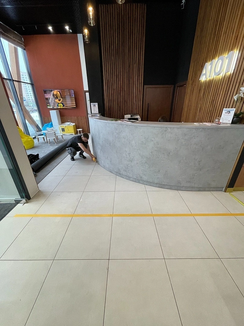 Укладка ковролина в офисе продаж