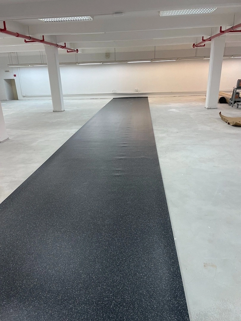 Укладка линолеума  в холодильнике меховых изделий 4