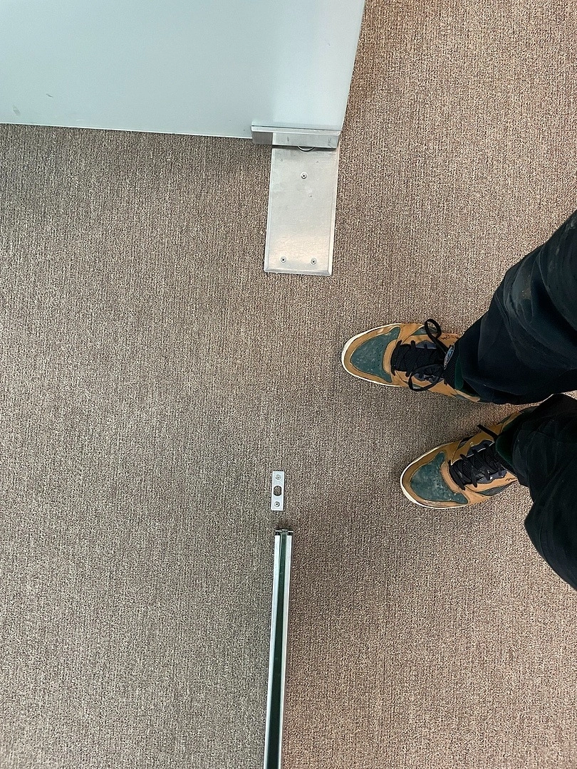 Укладка ковролина  в бизнес-центре 7