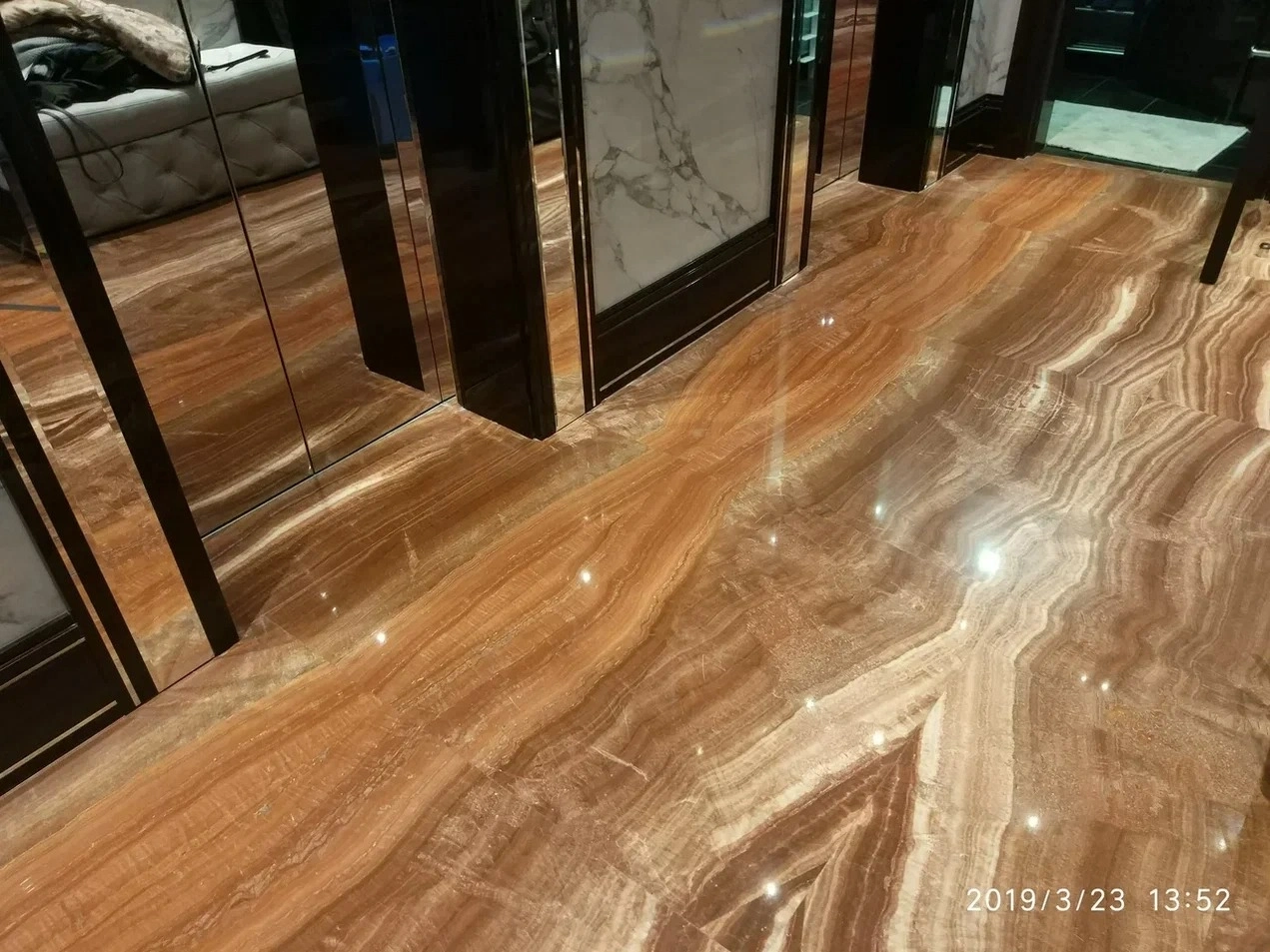 Укладка дорожки в холле гостиницы