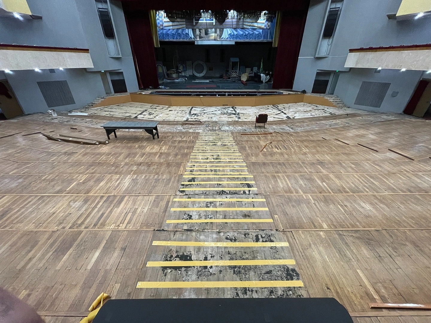 Укладка ковролина в Ивановском театре 19