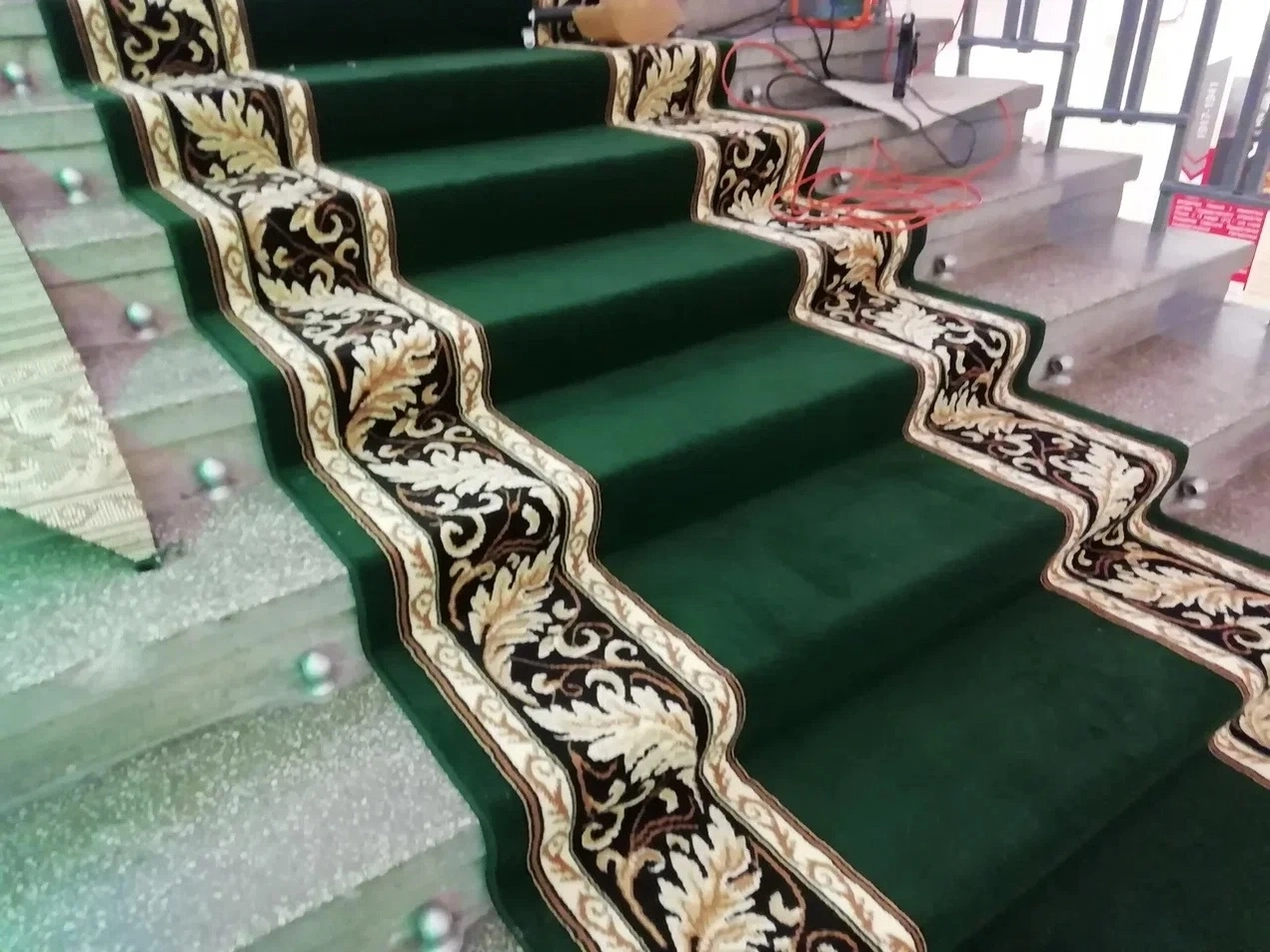 Укладка дорожки в  Центральной городской библиотеке им. К. Г. Паустовского