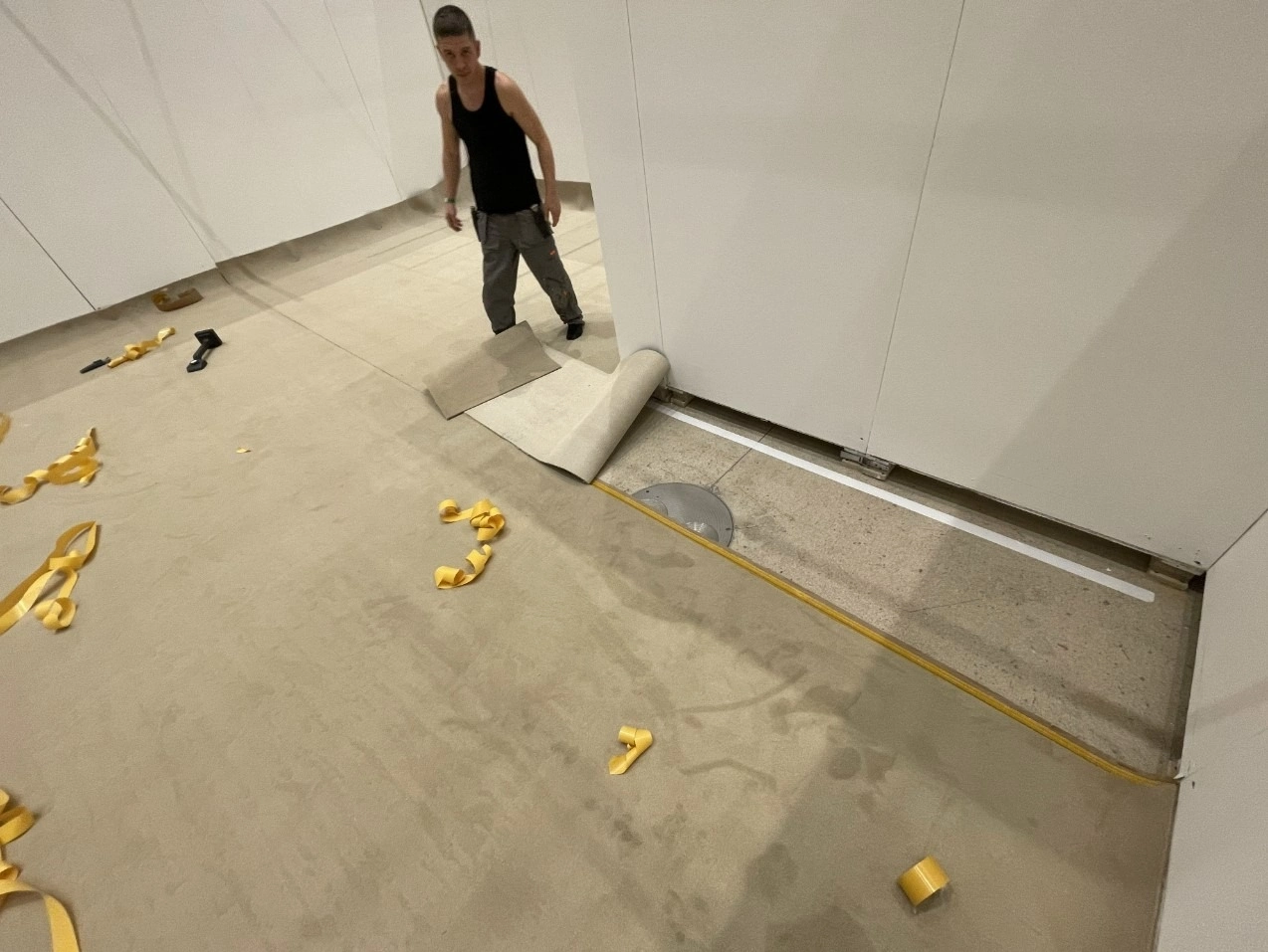 Укладка ковролина в манеже Гостиного двора 2