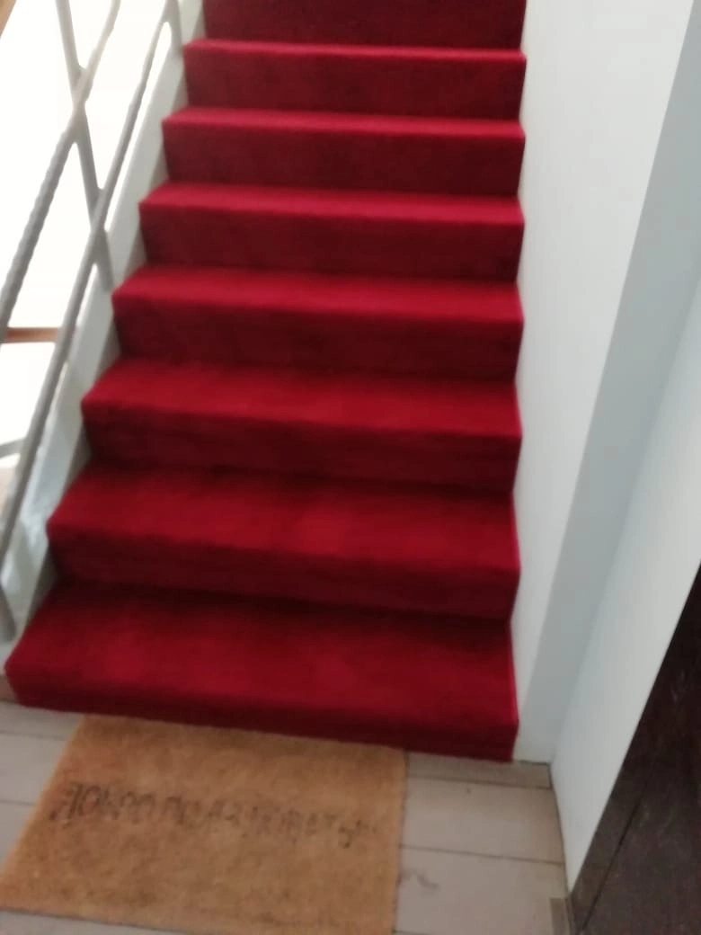 Укладка дорожки в офисе строительной фирмы 8