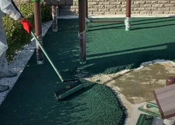 Укладка резиновой крошки на детских площадках