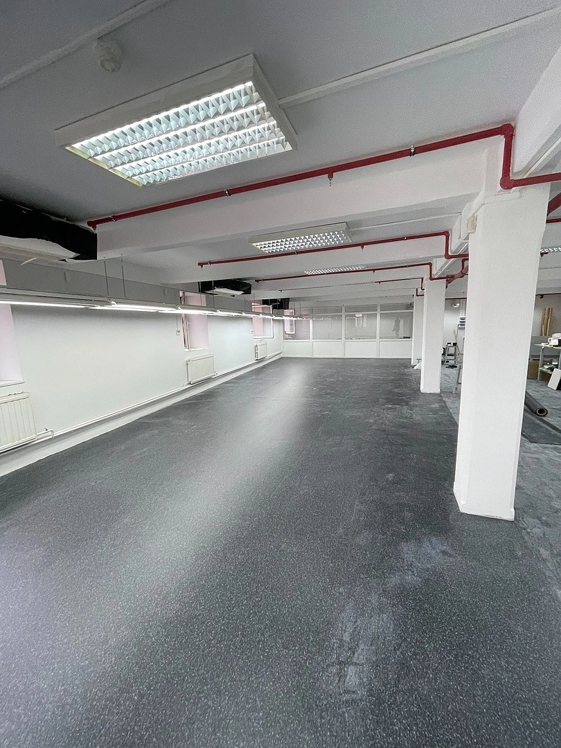 Укладка линолеума  в холодильнике меховых изделий 13