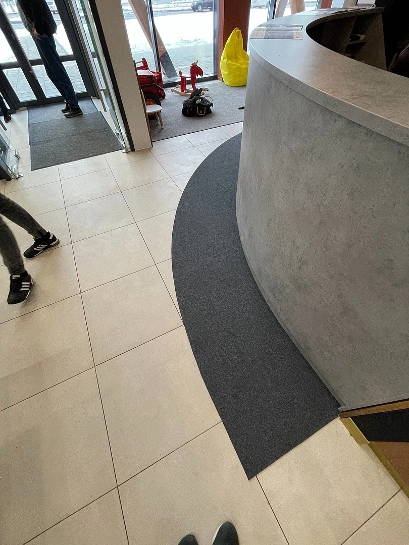 Укладка ковролина в офисе продаж 5