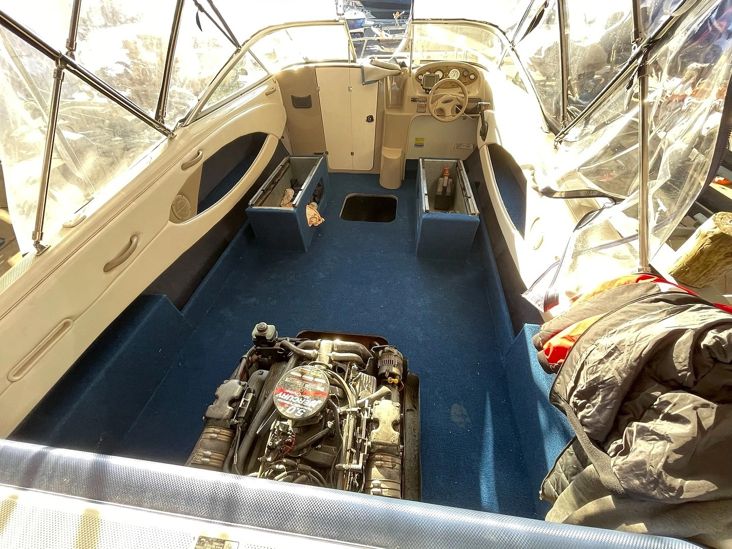 Укладка ковролина на катере 9