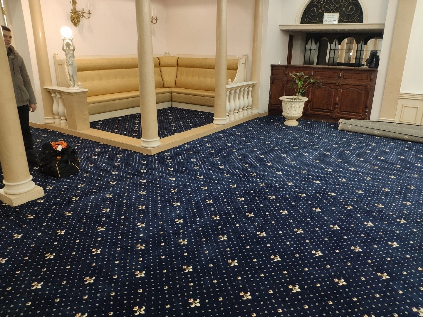 Укладка ковролина в ресторане 