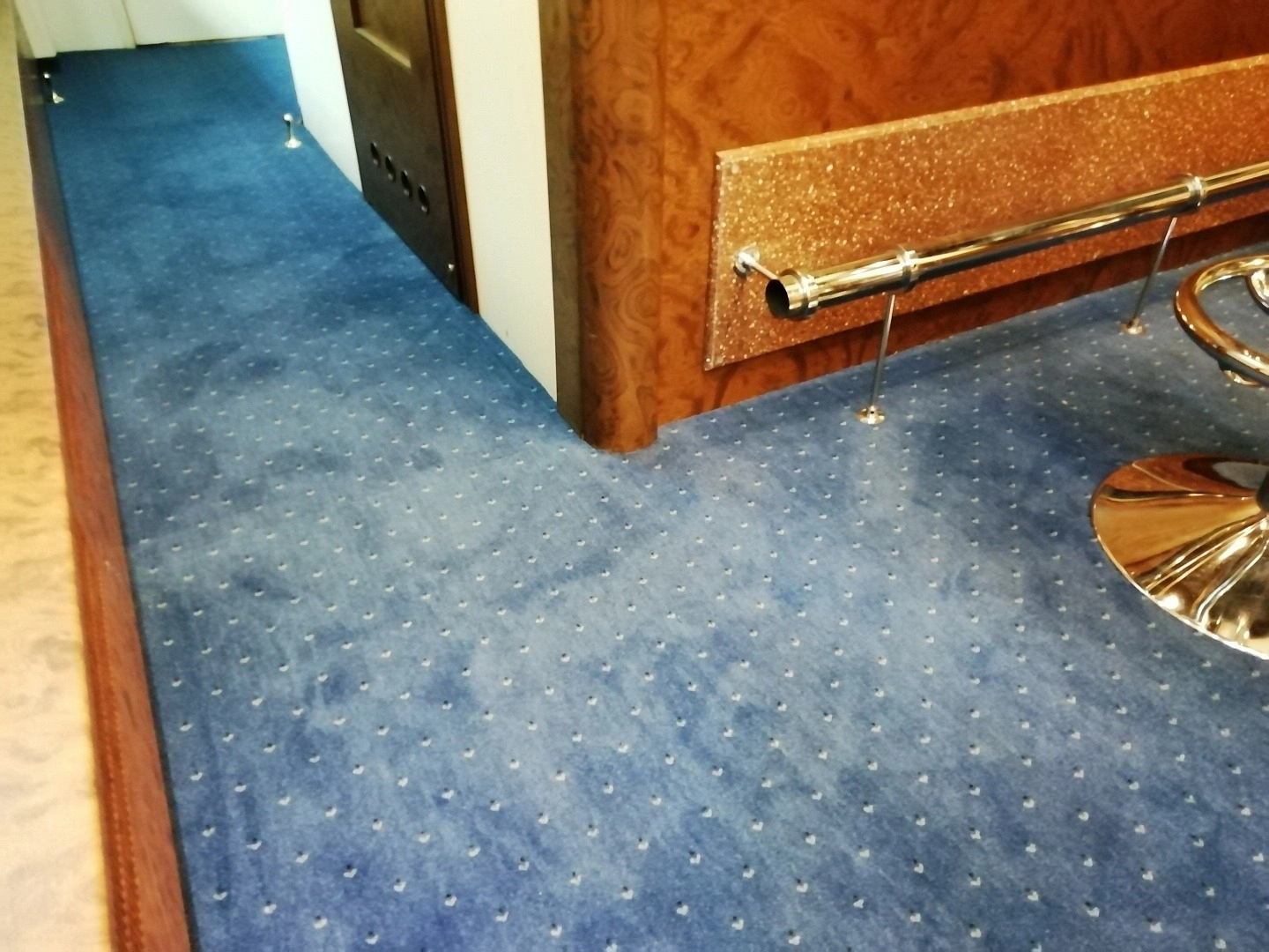 Укладка ковролина в вагоне поезда 