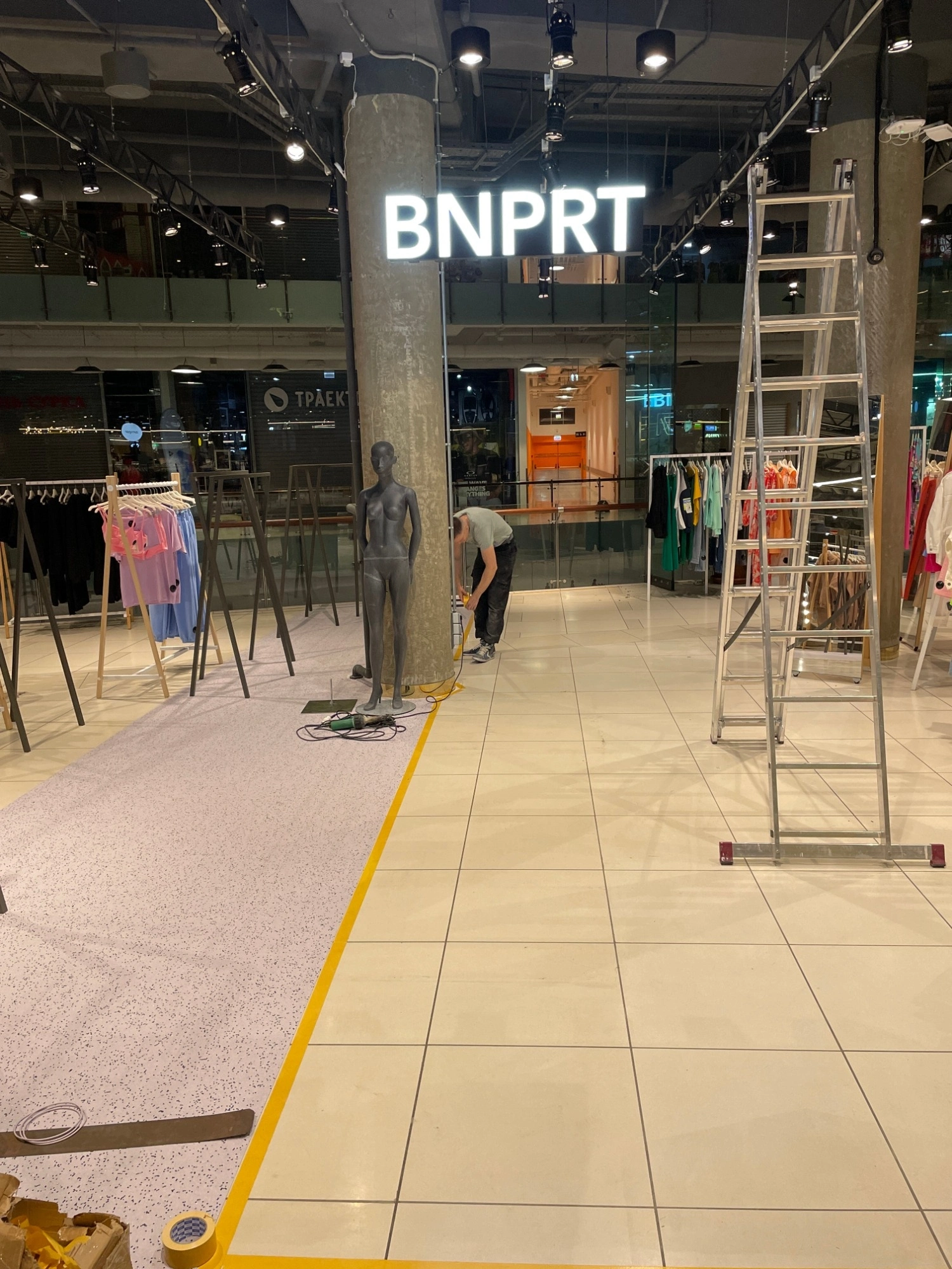 Укладка линолеума в ТЦ АвиаПарк 3