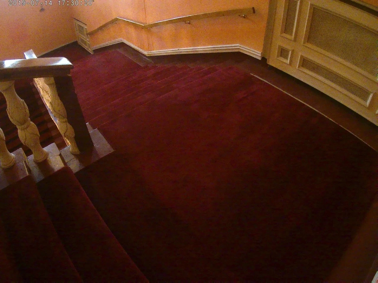 Укладка дорожки в ресторане 