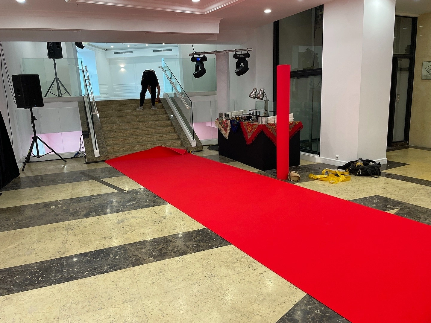 Укладка дорожки в модельном агентстве 2