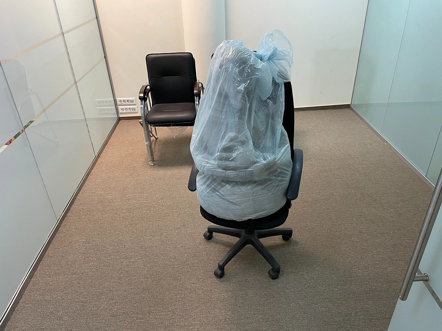 Укладка ковролина  в бизнес-центре 11