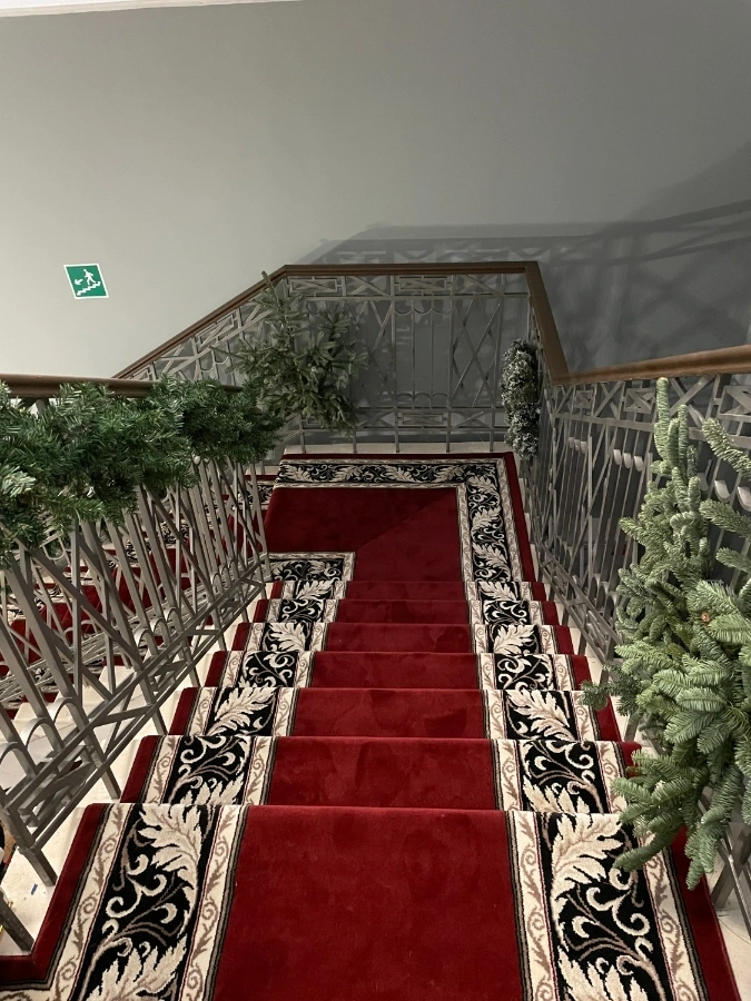 Укладка ковровой дорожки  в усадьбе Знаменское-Губайлово