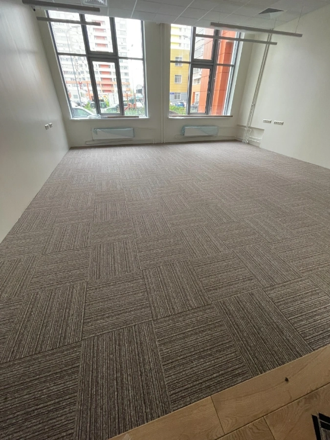 Укладка ковровой плитки на подготовленную поверхность 4