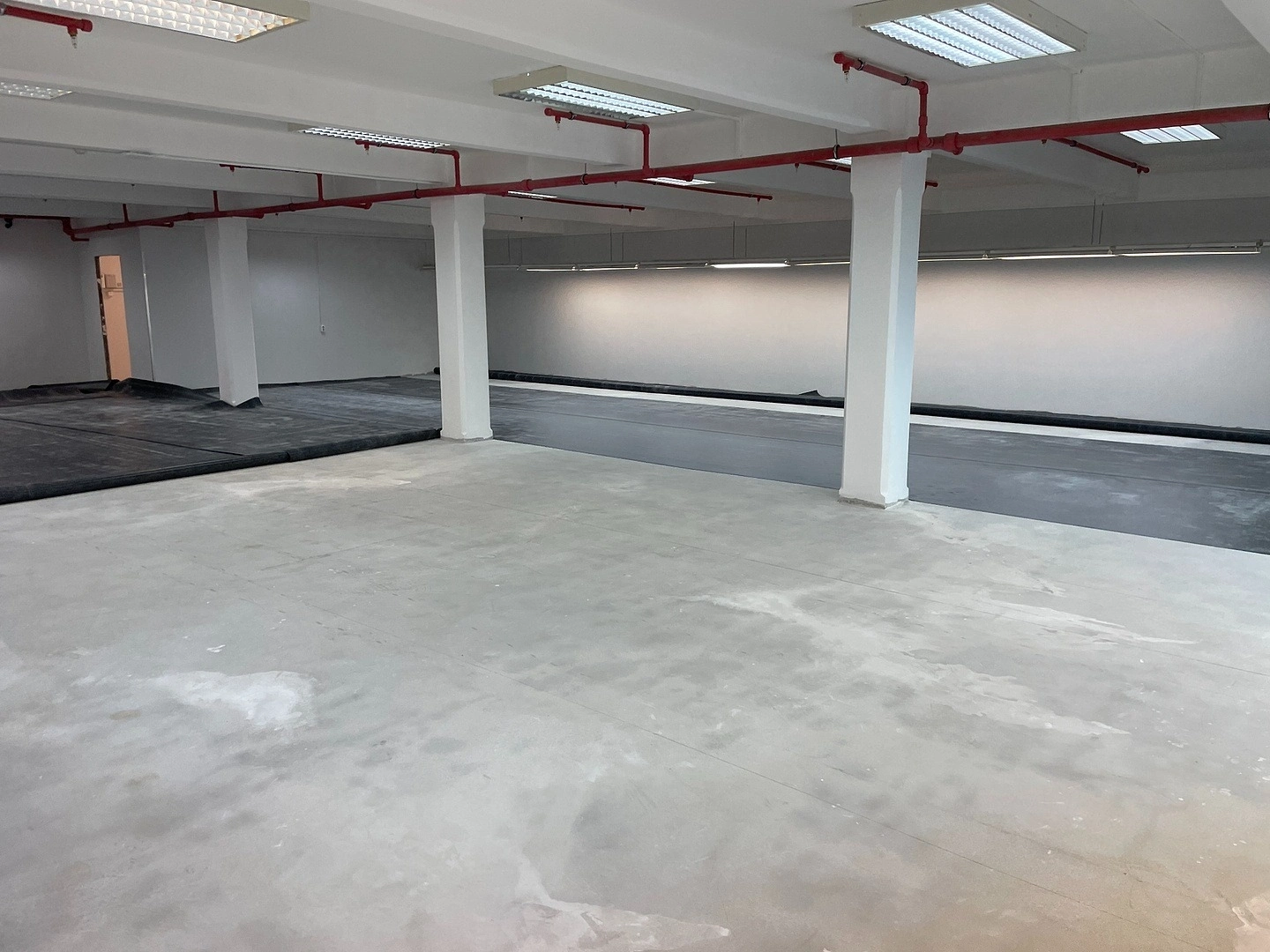 Укладка линолеума  в холодильнике меховых изделий 3