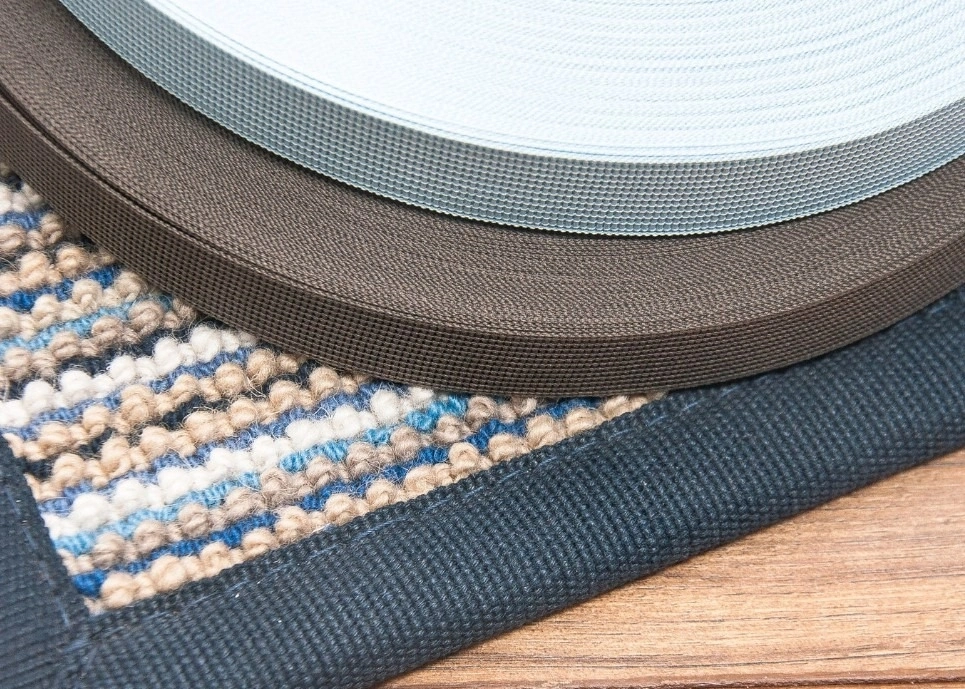 Обшивка ковра тесьмой