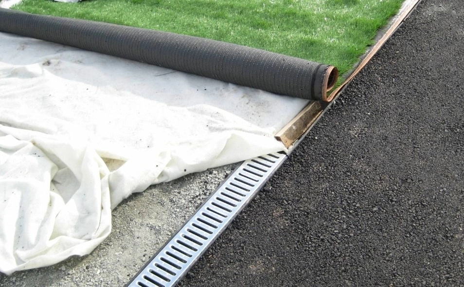 Укладка искусственного газона на щебень