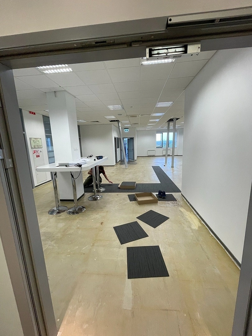 Укладка ковровой плитки в инновационном центре 